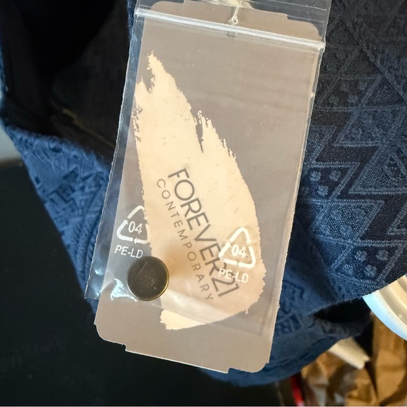 FOREVER 21 NWT Crop Top With Cutout Back - Picture 9 of 10